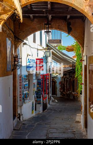 Lindos, Grecia, 1 settembre 2022: Strada turistica della città greca Lindos a Rodi isola. Foto Stock