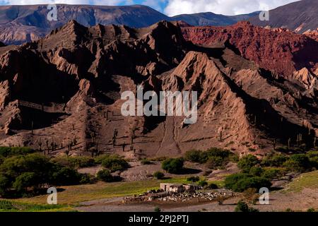 Aspro paesaggio montano dalla Ruta 51, sulla strada per la città di Salta, provincia di Salta, Argentina Foto Stock