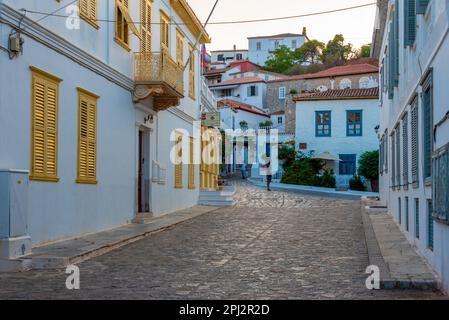 Hydra, Grecia, 4 settembre 2022: Giornata estiva su una strada nella città greca Hydra. Foto Stock