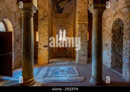 Mystras, Grecia, 7 settembre 2022: Chiesa Santa decorata di Agia Sophia di Mystras sito archeologico in Grecia. Foto Stock