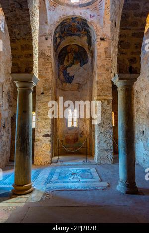 Mystras, Grecia, 7 settembre 2022: Chiesa Santa decorata di Agia Sophia di Mystras sito archeologico in Grecia. Foto Stock