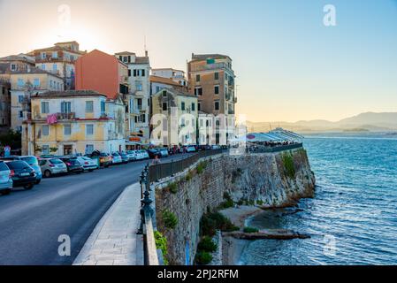 Kerkyra, Grecia, 11 settembre 2022: Vista al tramonto del proemande di terra sull'isola greca di Corfù. Foto Stock