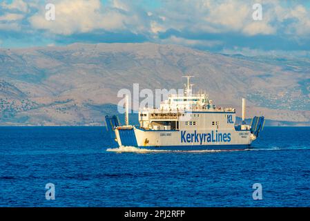 Kerkyra, Grecia, 11 settembre 2022: Traghetto visto da Kerkyra all'isola greca di Corfù. Foto Stock