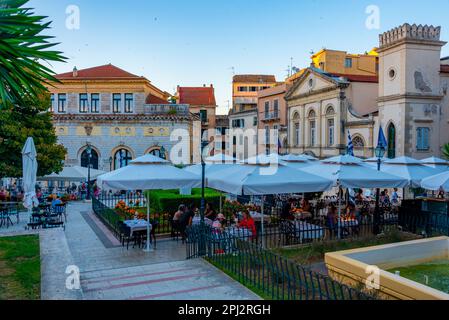 Kerkyra, Grecia, 11 settembre 2022: Piazza Dimarchiou nel centro di Kerkyra, Corfù, Grecia. Foto Stock
