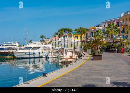Ischia, 23 maggio 2022: Ormeggio barche al porto turistico di Casamicciola Terme sull'isola di Ischia. Foto Stock