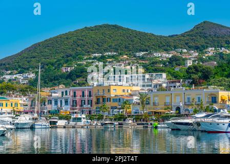 Ischia, 23 maggio 2022: Ormeggio barche al porto turistico di Casamicciola Terme sull'isola di Ischia. Foto Stock