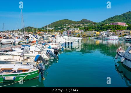 Ischia, 23 maggio 2022: Ormeggio barche al porto turistico di Casamicciola Terme sull'isola di Ischia. Foto Stock