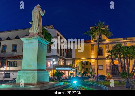 Sorrento, Italia, 21 maggio 2022: Vista notturna di Piazza Sant'Antonino a Sorrento. Foto Stock