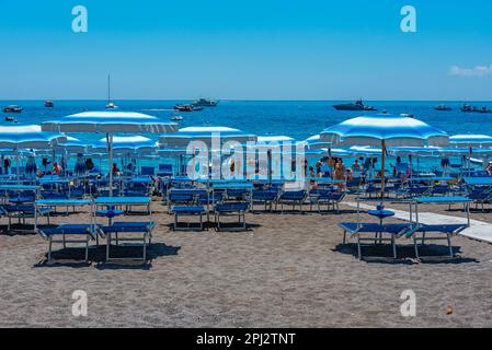 Positano, 21 maggio 2022: Giornata di sole sulla spiaggia di Positano. Foto Stock