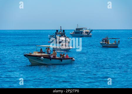 Positano, Italia, 21 maggio 2022: Barche a motore presso la spiaggia di Positano, Italia. Foto Stock