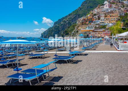 Positano, 21 maggio 2022: Giornata di sole sulla spiaggia di Positano. Foto Stock