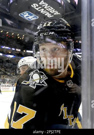 Pittsburgh, Stati Uniti. 30th Mar, 2023. Bryan Rust (17), ala destra dei Pinguini di Pittsburgh, si schianta nel vetro durante il terzo periodo della vittoria dei Pinguini 2-0 contro i predatori di Nashville alla PPG Paints Arena di Pittsburgh giovedì 30 marzo 2023. Foto di Archie Carpenter/UPI Credit: UPI/Alamy Live News Foto Stock