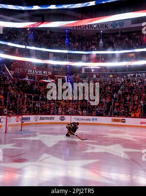 Pittsburgh, Stati Uniti. 30th Mar, 2023. Pittsburgh Penguins portiere Tristan Jarry (35) prima dell'inizio del suo gioco di carriera 200th. I Pinguini hanno poi sconfitto la vittoria dei predatori di Nashville 2-0 alla PPG Paints Arena di Pittsburgh giovedì 30 marzo 2023. Foto di Archie Carpenter/UPI Credit: UPI/Alamy Live News Foto Stock