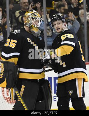 Pittsburgh, Stati Uniti. 30th Mar, 2023. Pittsburgh Penguins, ala sinistra, Jake Guentzel (59) celebra la vittoria 2-0 contro i predatori di Nashville con il portiere di Pittsburgh Penguins Tristan Jarry (35) alla PPG Paints Arena di Pittsburgh giovedì 30 marzo 2023. Foto di Archie Carpenter/UPI Credit: UPI/Alamy Live News Foto Stock