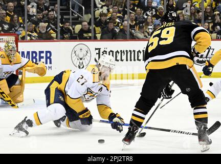 Pittsburgh, Stati Uniti. 30th Mar, 2023. Pittsburgh Pinguins ha lasciato l'ala Jake Guentzel (59) colpi sotto la gamba del difensore dei predatori di Nashville Ryan McDonagh (27) durante il secondo periodo della vittoria dei Penguins 2-0 alla PPG Paints Arena di Pittsburgh il giovedì 30 marzo 2023. Foto di Archie Carpenter/UPI Credit: UPI/Alamy Live News Foto Stock