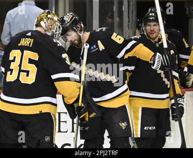 Pittsburgh, Stati Uniti. 30th Mar, 2023. Kris Letang (58) si congratula con il portiere Pittsburgh Penguins Tristan Jarry (35) per la vittoria 2-0 contro i predatori di Nashville alla PPG Paints Arena giovedì 30 marzo 2023. Foto di Archie Carpenter/UPI Credit: UPI/Alamy Live News Foto Stock