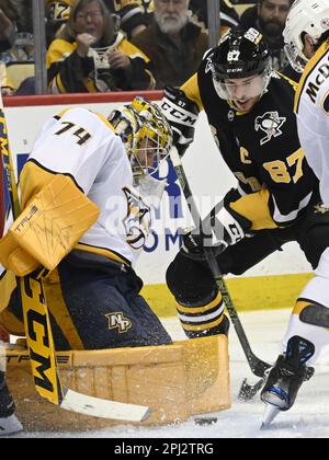 Pittsburgh, Stati Uniti. 30th Mar, 2023. Pittsburgh Penguins Center Sidney Crosby (87) segue il puck dopo che i predatori di Nashville il portiere Juuse Saros (74) fa il salvataggio durante il secondo periodo alla PPG Paints Arena di Pittsburgh giovedì 30 marzo 2023. Foto di Archie Carpenter/UPI Credit: UPI/Alamy Live News Foto Stock