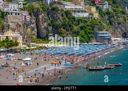 Positano, 21 maggio 2022: Giornata di sole sulla spiaggia di Positano. Foto Stock