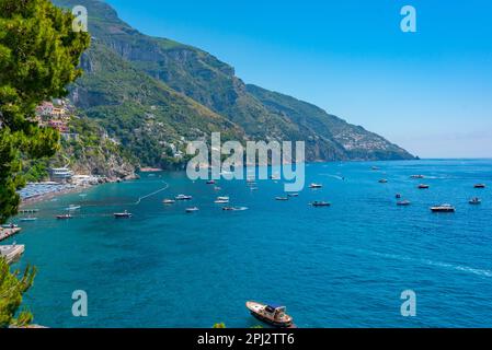 Positano, Italia, 21 maggio 2022: Barche a motore presso la spiaggia di Positano, Italia. Foto Stock