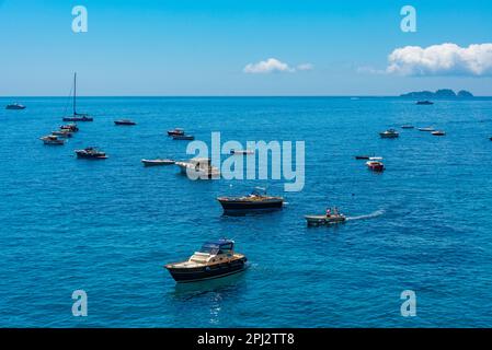 Positano, Italia, 21 maggio 2022: Barche a motore presso la spiaggia di Positano, Italia. Foto Stock