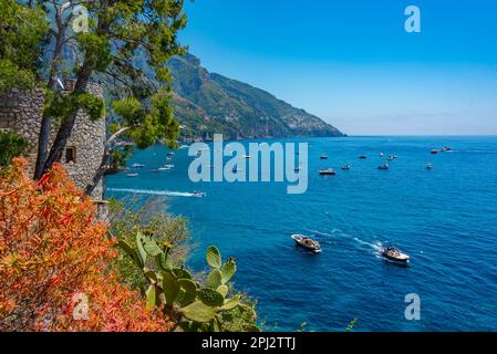 Positano, Italia, 21 maggio 2022: Barche a motore presso la spiaggia di Positano, Italia. Foto Stock