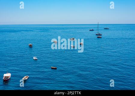 Positano, Italia, 21 maggio 2022: Barche a motore presso la spiaggia di Positano, Italia. Foto Stock