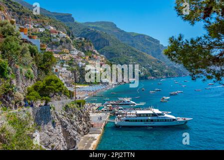 Positano, Italia, 21 maggio 2022: Barche a motore presso la spiaggia di Positano, Italia. Foto Stock