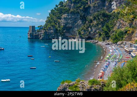 Positano, 21 maggio 2022: Giornata di sole sulla spiaggia di Positano. Foto Stock