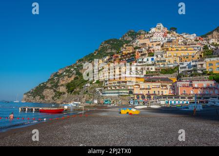 Positano, 21 maggio 2022: Giornata di sole sulla spiaggia di Positano. Foto Stock