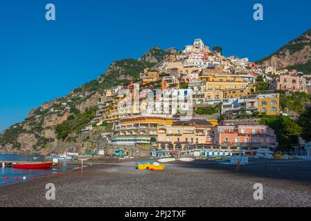 Positano, 21 maggio 2022: Giornata di sole sulla spiaggia di Positano. Foto Stock