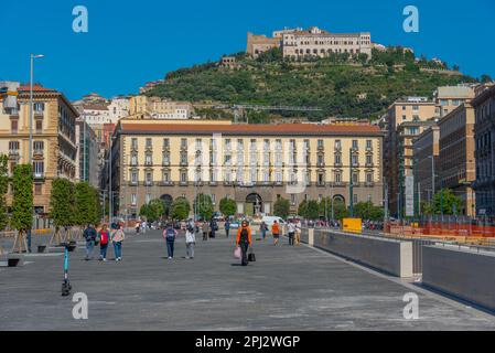 Napoli, 19 maggio 2022: Castel Sant'Elmo domina la città italiana di Napoli. Foto Stock