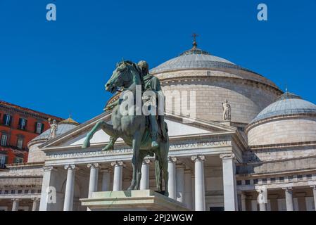 Napoli, 19 maggio 2022: Statua equestre di fronte alla chiesa di San Francesco di Paola nella città di Napoli. Foto Stock