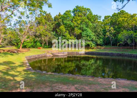 Sigiriya, Sri Lanka, 5 febbraio 2022: Laghetto ottagonale nella fortezza rocciosa di Sigiriya in Sri Lanka. Foto Stock