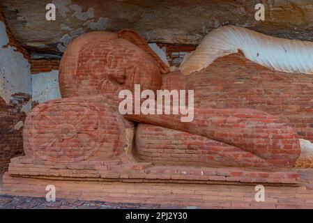 Sigiriya, Sri Lanka, 4 febbraio 2022: Santuario buddista sul monte Pidurangala dello Sri Lanka. Foto Stock