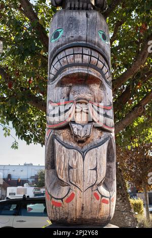 Particolare di totem pole presso l'attrazione turistica di Duncan città. Un vecchio totem palo. Nessuno, foto di strada, messa a fuoco selettiva Foto Stock