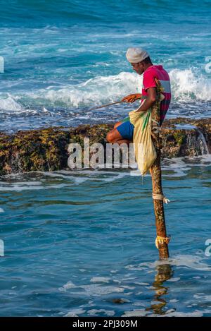 Koggala, Sri Lanka, 22 gennaio 2022: Pescatori tradizionali di palafitte a Koggala, Sri Lanka. Foto Stock