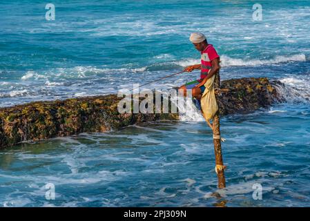 Koggala, Sri Lanka, 22 gennaio 2022: Pescatori tradizionali di palafitte a Koggala, Sri Lanka. Foto Stock