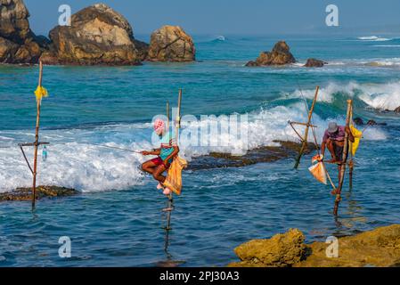 Koggala, Sri Lanka, 22 gennaio 2022: Pescatori tradizionali di palafitte a Koggala, Sri Lanka. Foto Stock