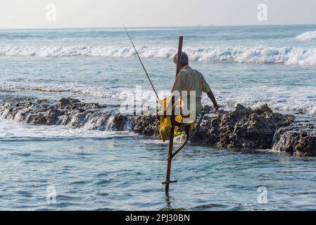 Koggala, Sri Lanka, 22 gennaio 2022: Pescatori tradizionali di palafitte a Koggala, Sri Lanka. Foto Stock