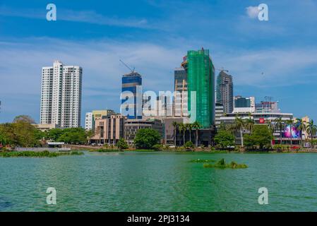 Colombo, Sri Lanka, 19 gennaio 2022: Skyline di Colombo dietro il lago di Beira Sud, Sri Lanka. Foto Stock