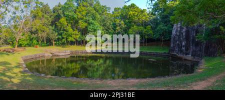 Sigiriya, Sri Lanka, 5 febbraio 2022: Laghetto ottagonale nella fortezza rocciosa di Sigiriya in Sri Lanka. Foto Stock