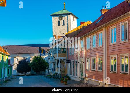 Marstrand, Svezia, 10 luglio 2022: Vista al tramonto di una strada storica a Marstrand, Svezia. Foto Stock