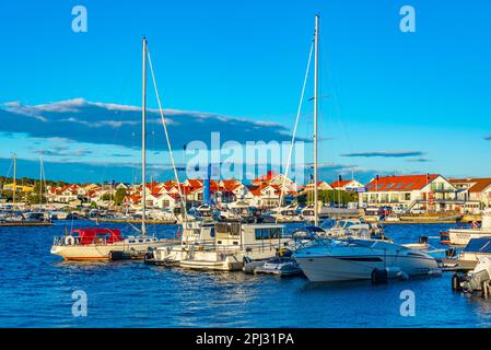 Marstrand, Svezia, 10 luglio 2022: Vista del porto turistico nella città svedese Marstrand. Foto Stock