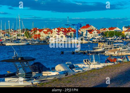 Marstrand, Svezia, 10 luglio 2022: Vista del porto turistico nella città svedese Marstrand. Foto Stock