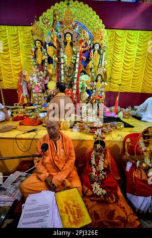 Il sacerdote del Tempio di Adyapith ha visto condurre il rituale di Kumari Puja di fronte all'idolo della Devi Durga Indù. Kumari Puja è una tradizione indù indiana celebrata principalmente durante la Durga Puja/Basanti Puja/Navratri secondo il calendario indù. Kumari descrive in realtà una giovane vergine di età compresa tra i 1 e i 16 anni che si sta adorando durante la transizione di Ashtami/Navami tithi di Durga Puja/Navaratri secondo la mitologia indù. Le ragazze giovani viste essere adorato durante il Puja di Kumari dalle loro madri al tempiale di Adyapith, è creduto che Kumari Puja conceda molte benedizioni a th Foto Stock