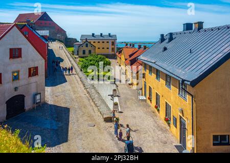 Varberg, Svezia, 12 luglio 2022: Case colorate nella fortezza nella città svedese Varberg. Foto Stock