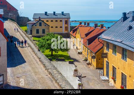 Varberg, Svezia, 12 luglio 2022: Case colorate nella fortezza nella città svedese Varberg. Foto Stock