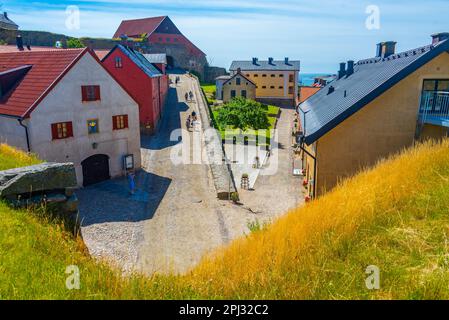 Varberg, Svezia, 12 luglio 2022: Case colorate nella fortezza nella città svedese Varberg. Foto Stock