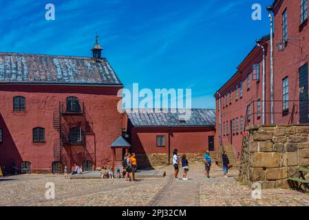 Varberg, Svezia, 12 luglio 2022: Cortile nella fortezza nella città svedese Varberg. Foto Stock