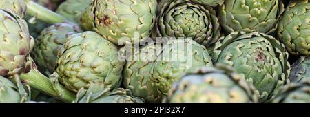 Mazzo di carciofi al mercato agricolo primo piano Foto Stock